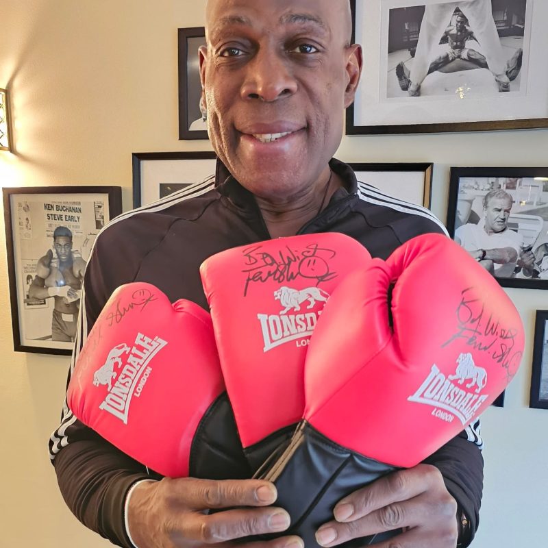 lonsdale glove signingB 2024